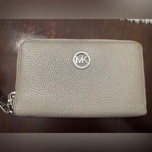 Michael Kors Pebbled Leather Wristlet

In great condition